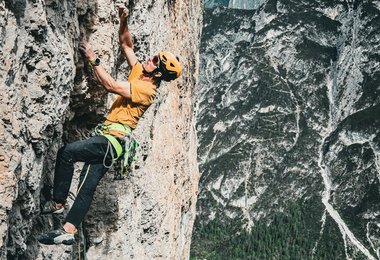 „Born Ready“ trad. 9 (8 obl.) - Hintere Geierwand @daniel.rogger.dolomites @davide.prandini