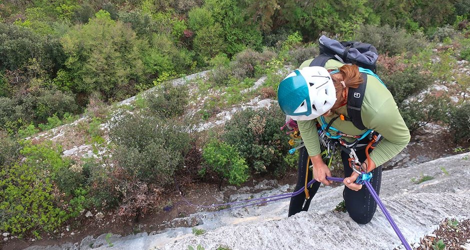 Hinten der Gummi für die Stirnlampenbefestigung am Edelrid Salathe Lite Kletterhelm