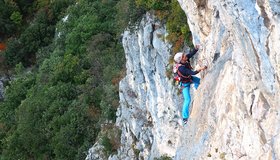 Am Ende der Schlüsselseillänge der Via Fiori di Primavera im Val di Ledro.