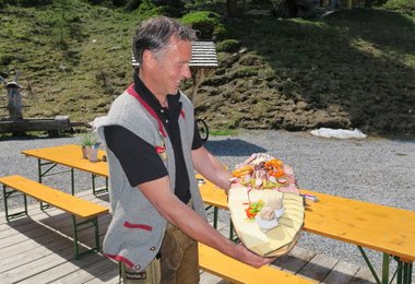 zünftige Jause auf der Graukogelhütte