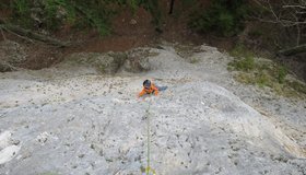 Steile Lochkletterei in den ersten Seillängen am Burgstall