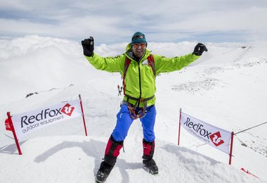 Auf hohen Berggipfeln ist eine Sonnenbrille ein Muss, wie hier beim  Finish auf 5.642 m (c) Red Fox Elbrus Race