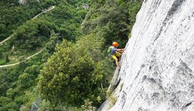 Die schönen Platten in der zweiten Seillänge der "Babilonia" im Val di Ledro