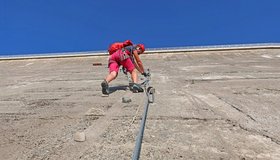 Auf den ersten Metern des Silvrettasee Staumauer Klettersteiges.