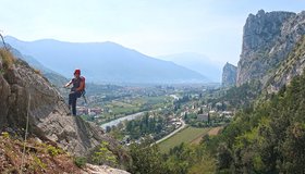 Der Standplatz nach der zweiten Seillänge der Via Lety an der Parete San Paolo Sud