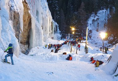 Beim Eisfestival ist der Eispark komplett beleutet.