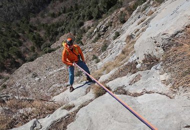 Beim Mehrseillängen Klettern im Winter in Arco